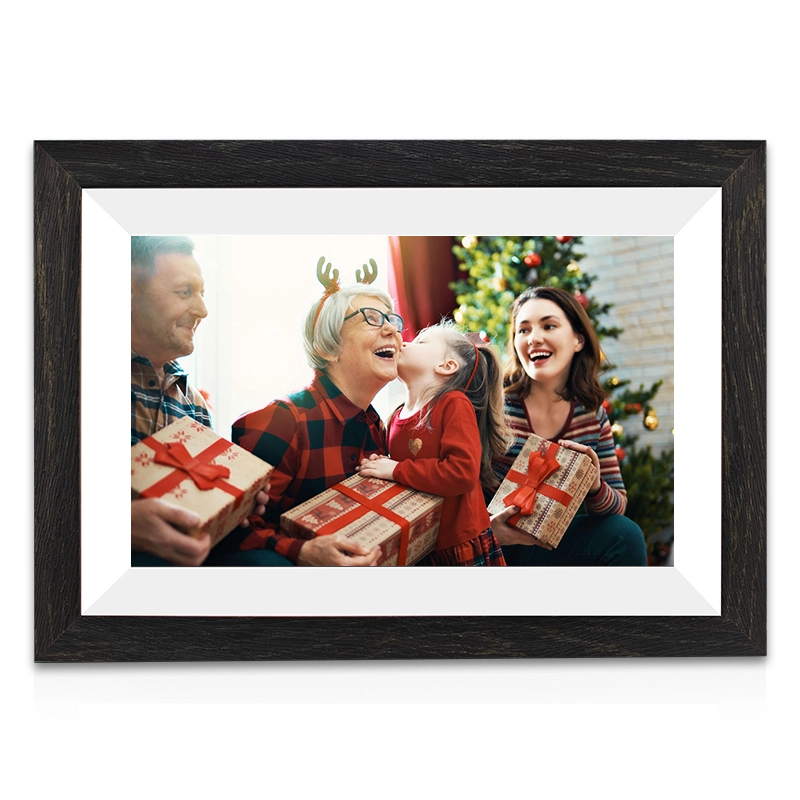 How Digital Photo Frames Keep Grandparents Connected to Family Moments